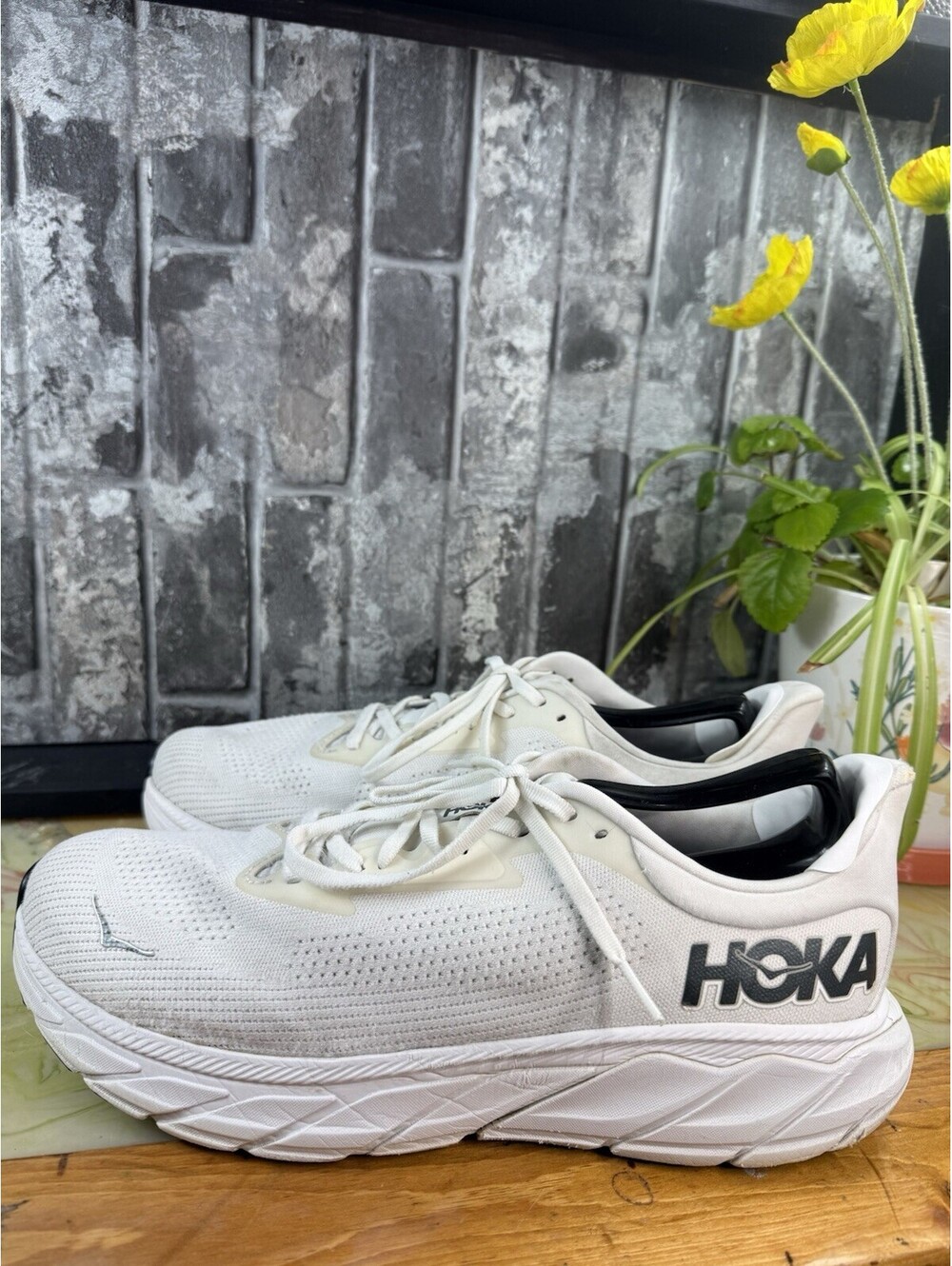 HOKA Arahi 7 Men's White/Black Solid Low Top Lace-Up Mesh Running Sneaker 12 2E